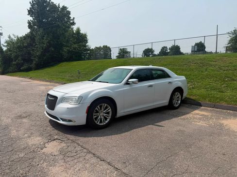 Used 2016 Chrysler 300 C RWD image 1