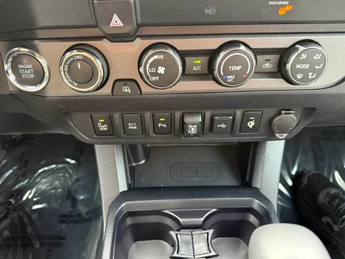 Used 2020 Toyota Tacoma TRD Sport w/ Technology Package AWD/4WD image 27