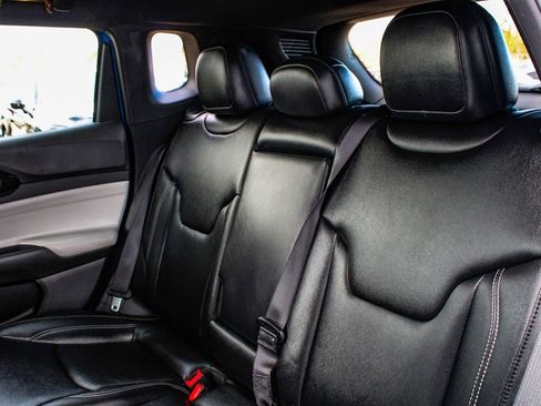 Used 2025 Jeep Compass Limited image 34