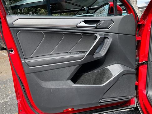 Certified 2023 Volkswagen Tiguan SE w/ Panoramic Sunroof Package image 22