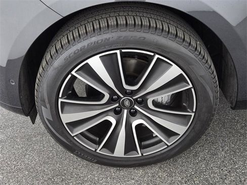 New 2025 Land Rover Range Rover SE image 9