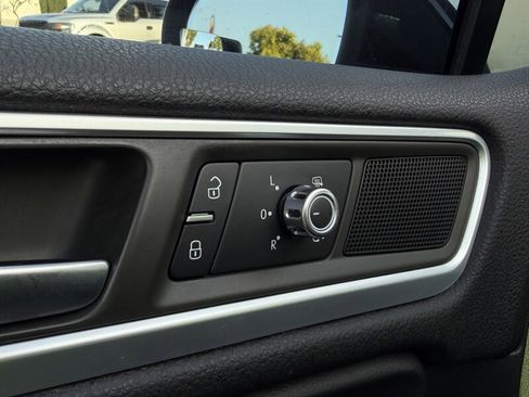 Used 2012 Volkswagen Touareg Hybrid image 33