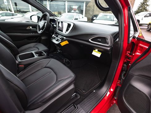 New 2026 Chrysler Pacifica Select w/ S Appearance Package image 29