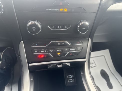 Used 2020 Ford Edge SEL image 25