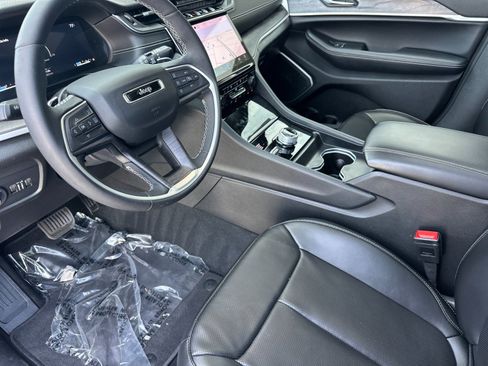 Used 2025 Jeep Grand Cherokee L Limited w/ Luxury Tech Group II AWD/4WD image 4