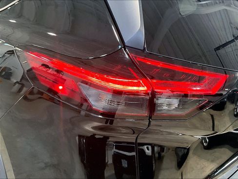 Used 2023 Nissan Rogue SV w/ SV Premium Package image 33