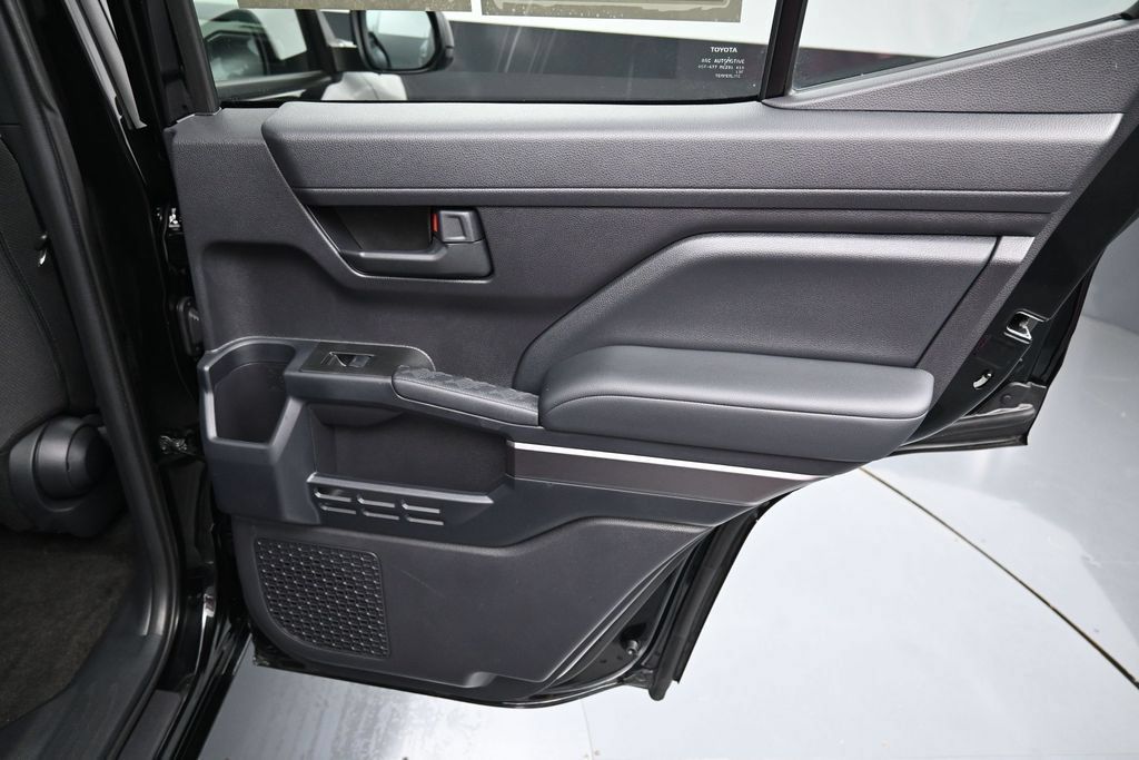 Used 2025 Toyota 4Runner SR5 AWD/4WD image 30