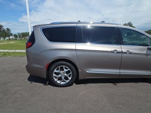 Used 2018 Chrysler Pacifica Limited w/ Advanced Safetytec Group FWD image 7