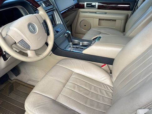 Used 2005 Lincoln Navigator 4WD image 9