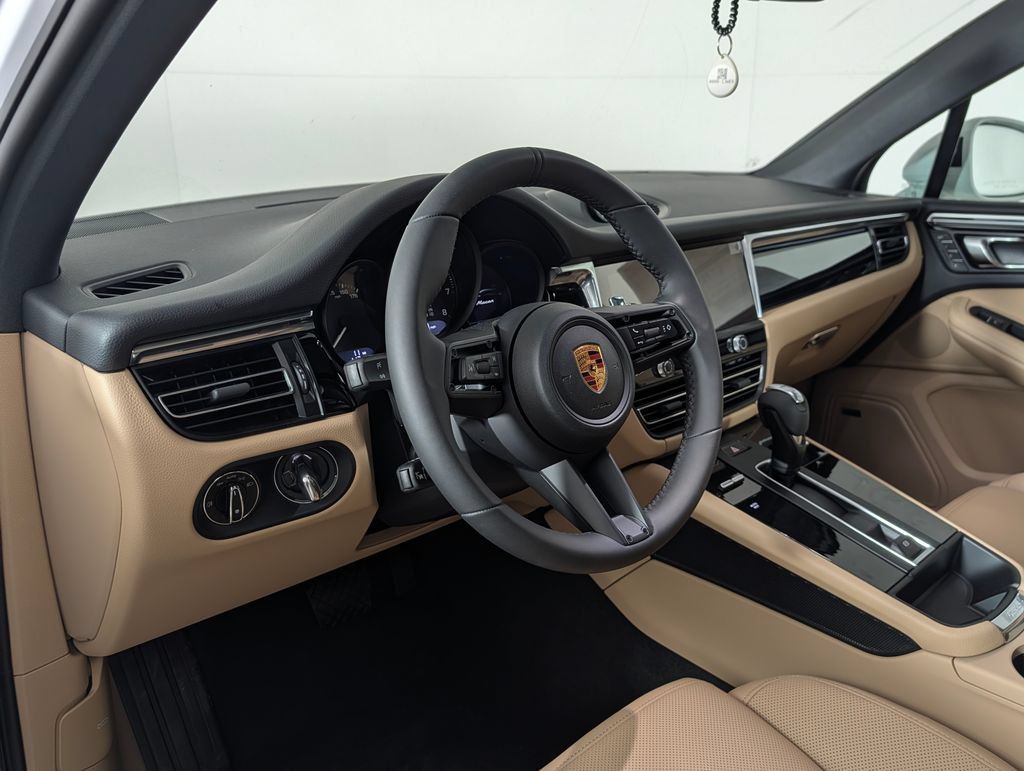 New 2026 Porsche Macan AWD/4WD image 4