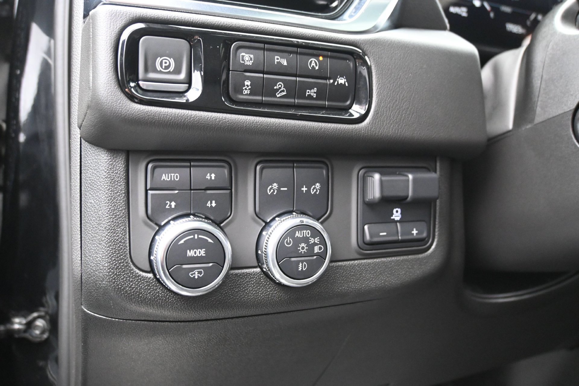 Used 2025 GMC Yukon Denali w/ Denali Reserve Package AWD/4WD image 25