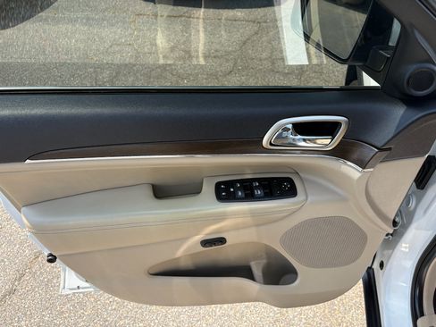 Used 2016 Jeep Grand Cherokee Limited AWD/4WD image 9