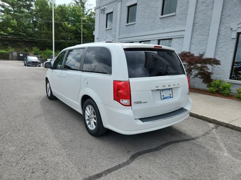 Used 2020 Dodge Grand Caravan SXT FWD image 3
