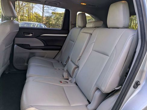 Used 2018 Toyota Highlander XLE image 15