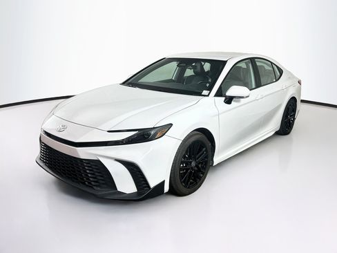 Used 2025 Toyota Camry SE FWD image 3