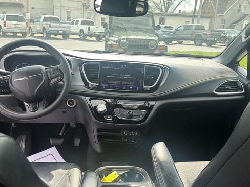 Used 2022 Chrysler Pacifica Touring-L w/ S Appearance Package image 12