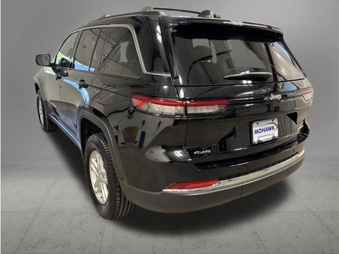 Used 2023 Jeep Grand Cherokee Laredo AWD/4WD image 3