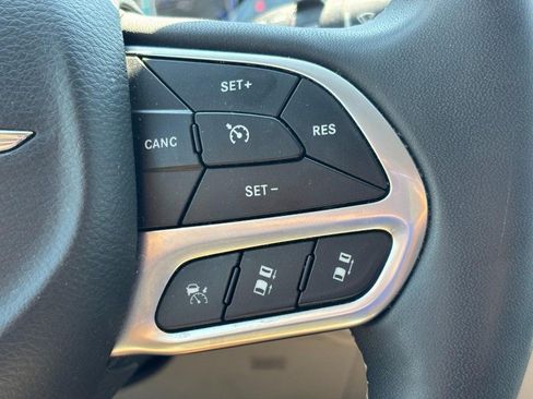 Used 2024 Chrysler Pacifica Touring-L FWD image 21