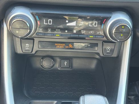 Used 2020 Toyota RAV4 XLE w/ Convenience Package FWD image 28
