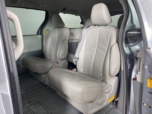 Used 2013 Toyota Sienna XLE image 16