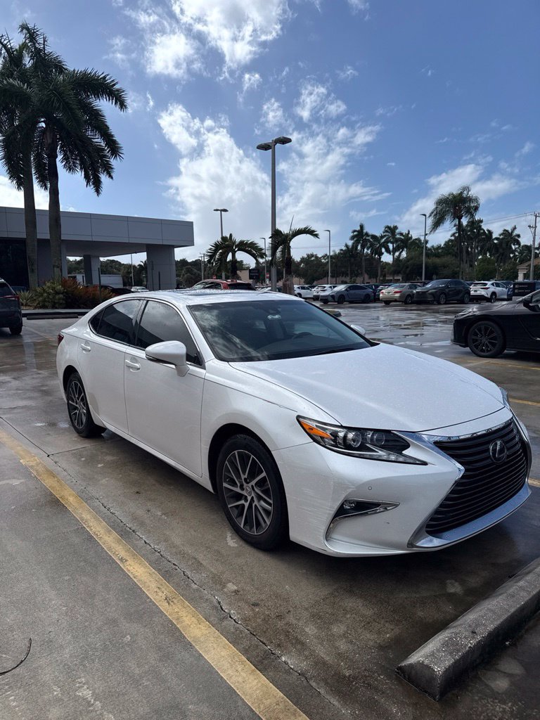 Used 2017 Lexus ES 350 w/ Luxury Package FWD image 1