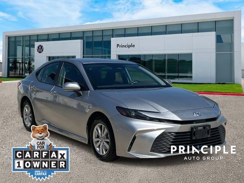 Used 2025 Toyota Camry LE image 3