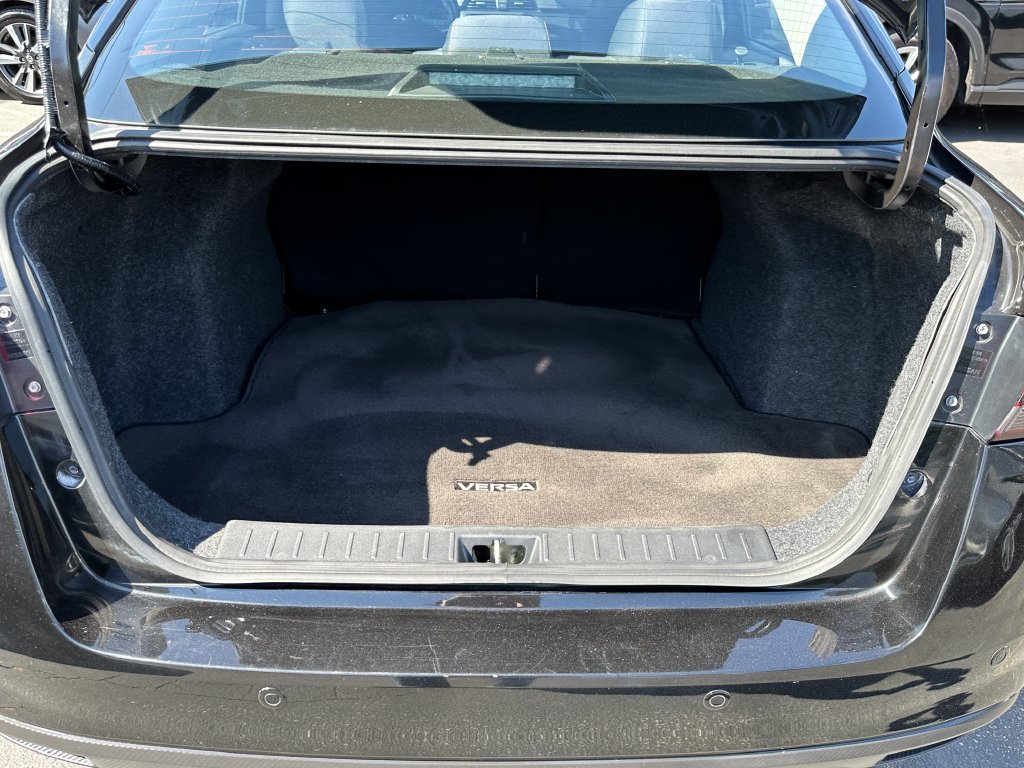 Used 2024 Nissan Versa SR FWD image 18