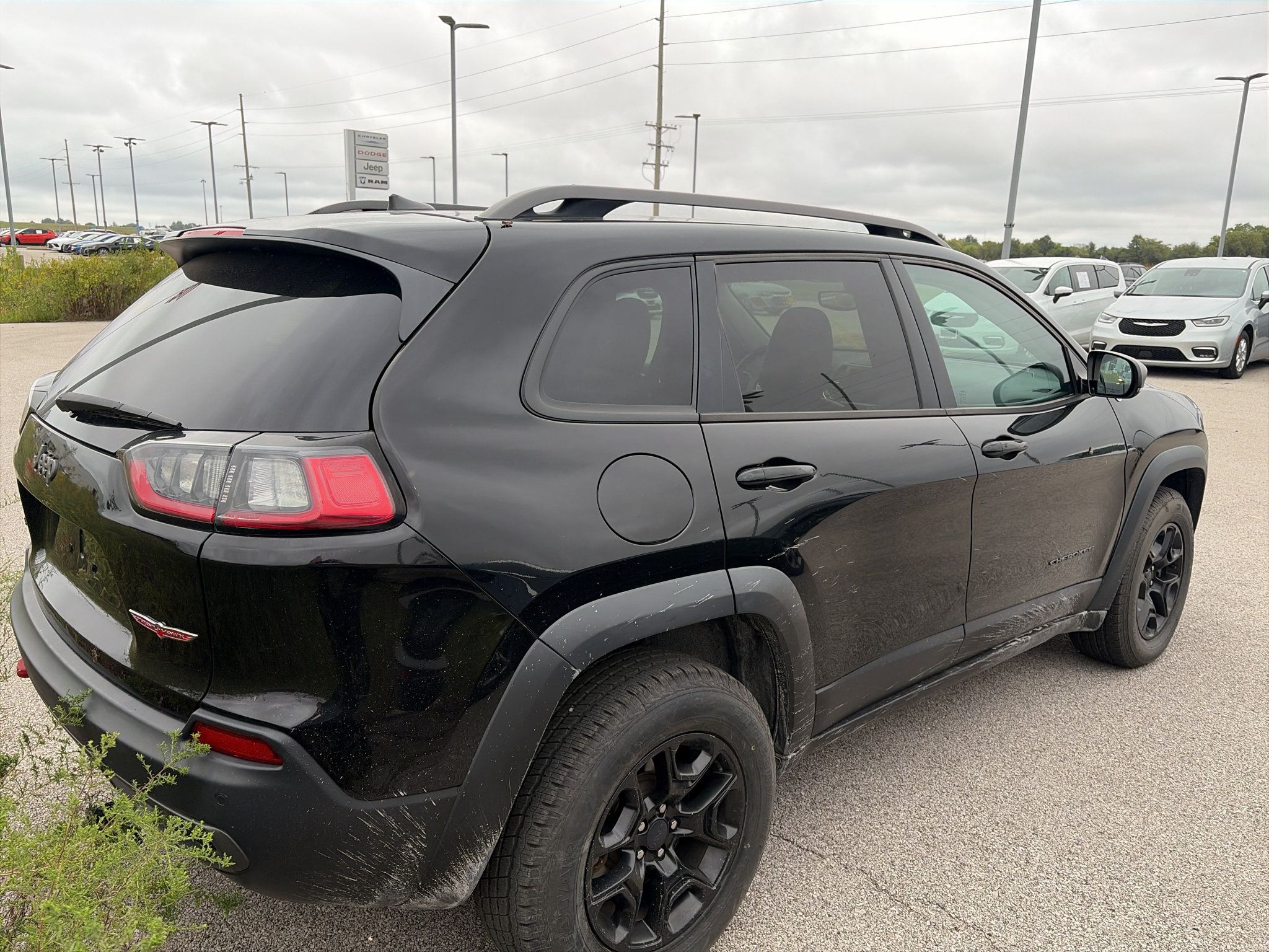 Used 2019 Jeep Cherokee Trailhawk w/ Cold Weather Group AWD/4WD image 3