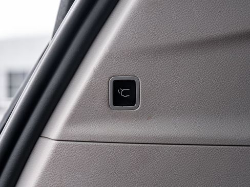 Used 2023 Chrysler Voyager LX FWD image 11