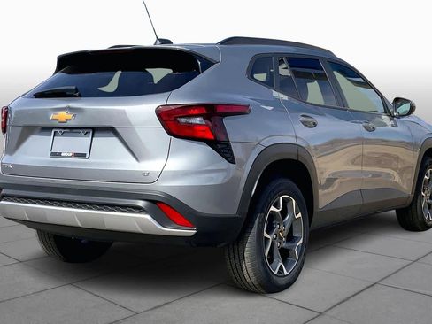 Used 2025 Chevrolet Trax LT w/ LT Convenience Package image 13