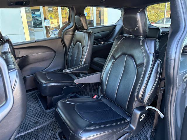 Certified 2025 Chrysler Pacifica Select AWD/4WD image 14