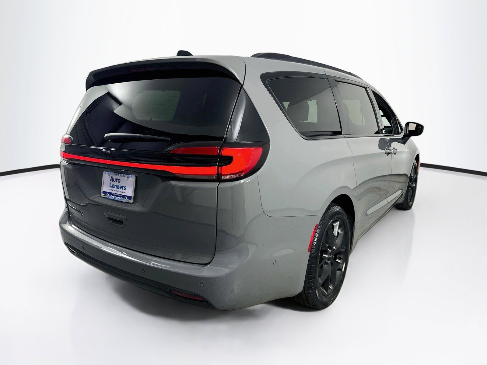 Used 2023 Chrysler Pacifica Touring-L w/ Uconnect Theater Family Group FWD image 5