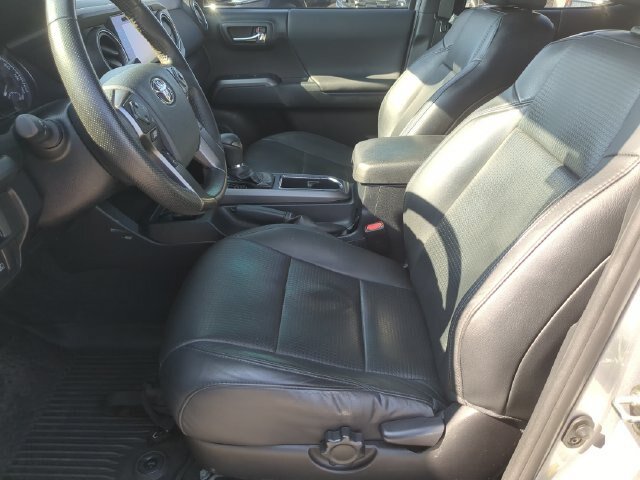 Used 2019 Toyota Tacoma TRD Off-Road AWD/4WD image 13