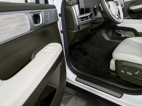 Used 2025 Hyundai Santa Fe Calligraphy FWD image 8