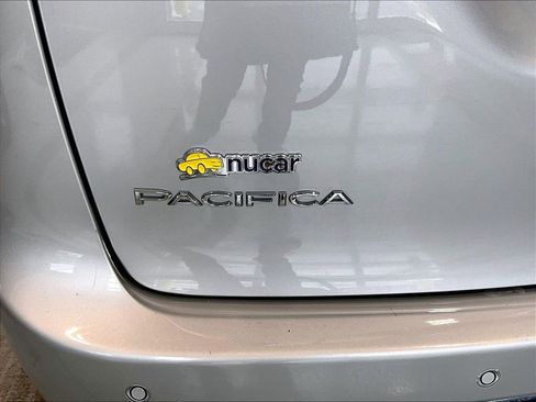 Used 2024 Chrysler Pacifica Touring-L image 25