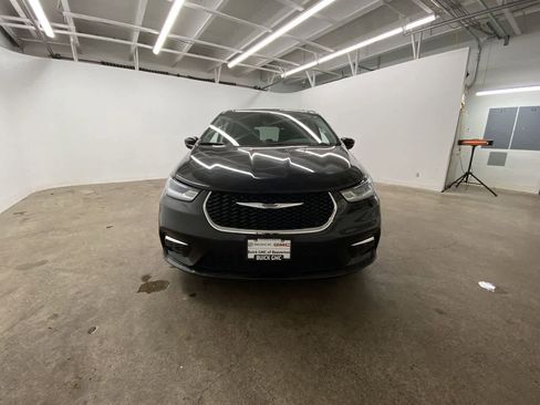 Used 2024 Chrysler Pacifica Select image 9
