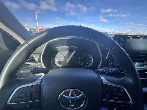 Used 2021 Toyota Highlander XLE image 11