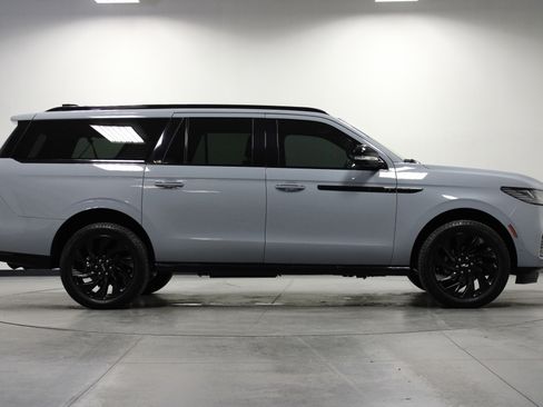 Used 2025 Lincoln Navigator L Reserve w/ Jet Appearance Package AWD/4WD image 3