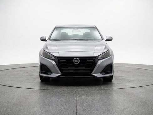 Used 2025 Nissan Altima 2.5 SV FWD image 2