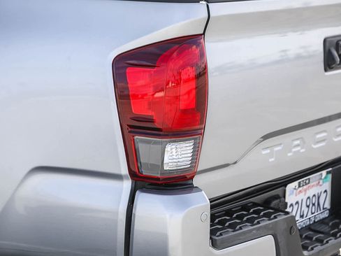 Certified 2018 Toyota Tacoma TRD Off-Road w/ Technology Package AWD/4WD image 9