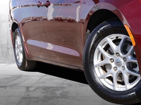 Used 2023 Chrysler Voyager LX image 3