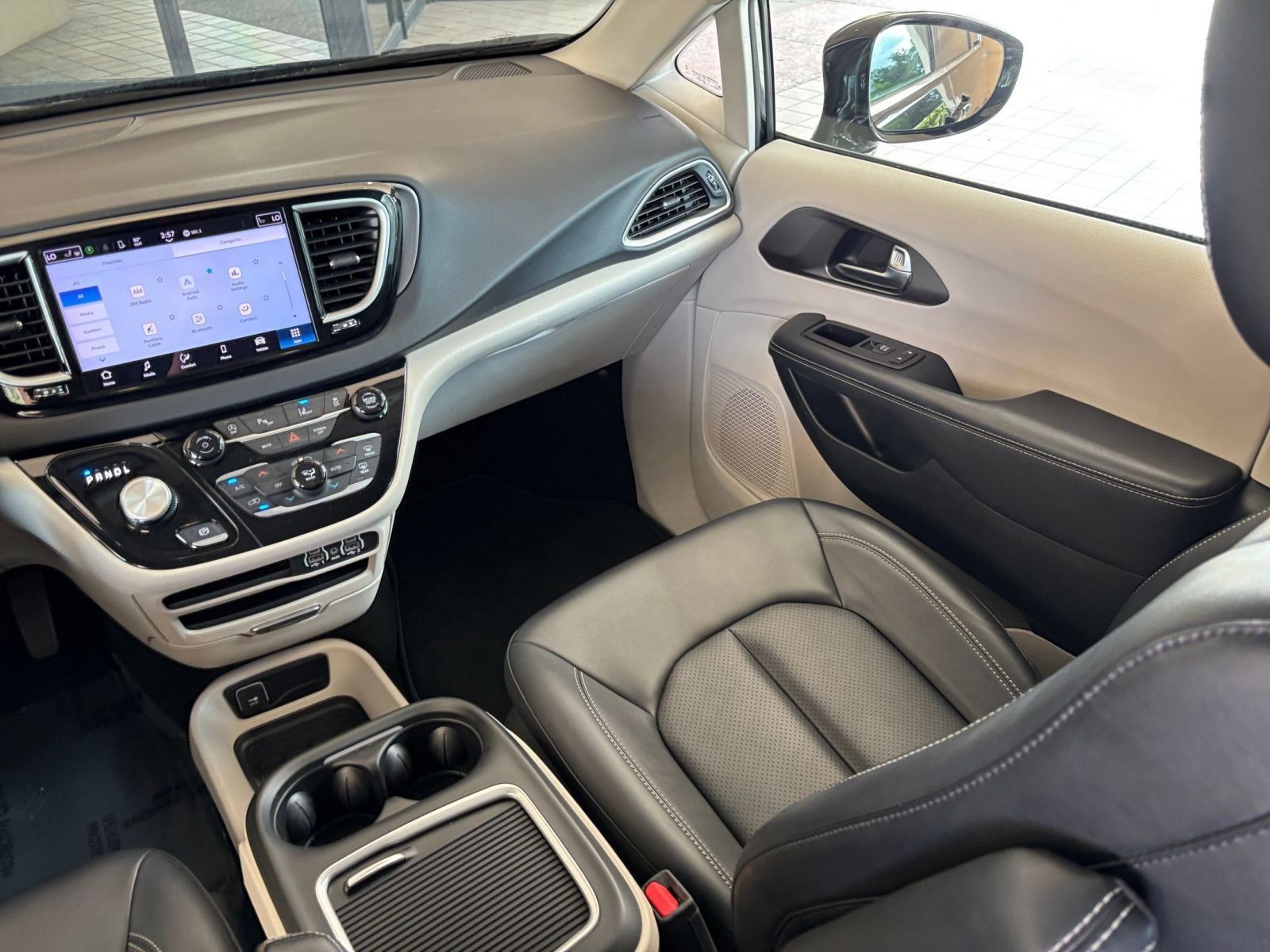 Used 2024 Chrysler Pacifica Touring-L FWD image 36