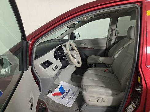 Used 2011 Toyota Sienna XLE w/ Premium Pkg image 11