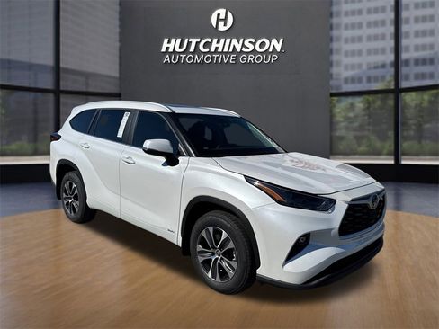 New 2025 Toyota Highlander XLE image 1