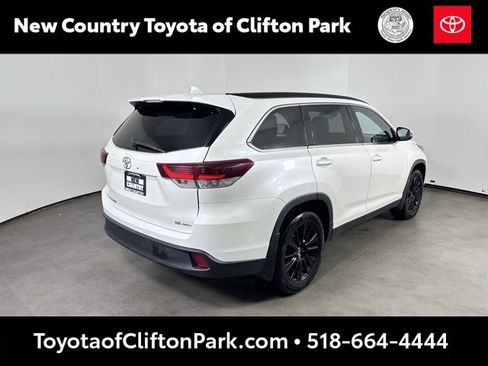 Used 2019 Toyota Highlander SE image 3