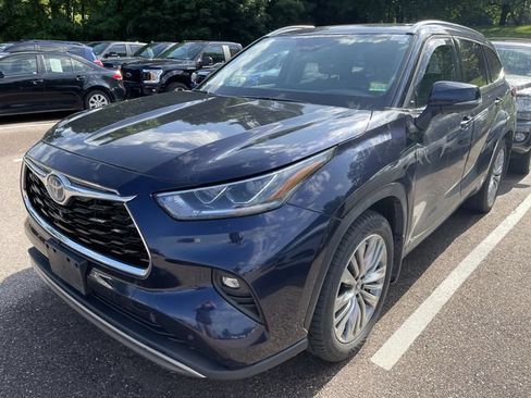 Used 2022 Toyota Highlander Platinum AWD/4WD image 2