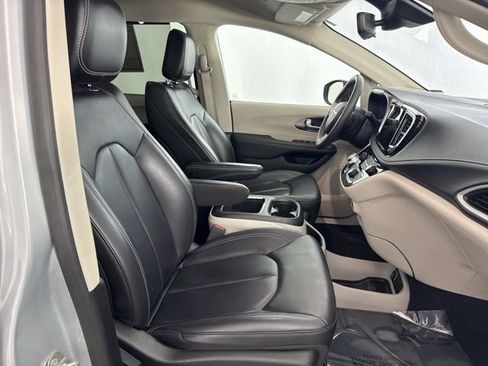 Used 2023 Chrysler Pacifica Touring-L image 22
