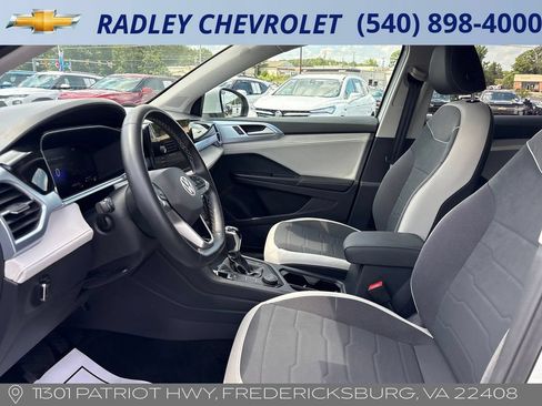 Used 2025 Volkswagen Taos SE AWD/4WD image 3