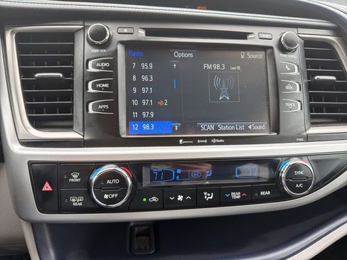Used 2019 Toyota Highlander Plus FWD image 3