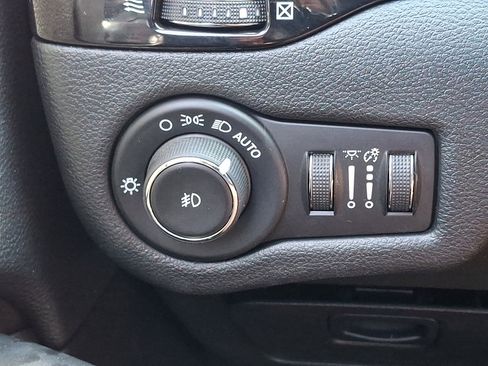 Used 2020 Jeep Cherokee Latitude Plus w/ Cold Weather Group image 25